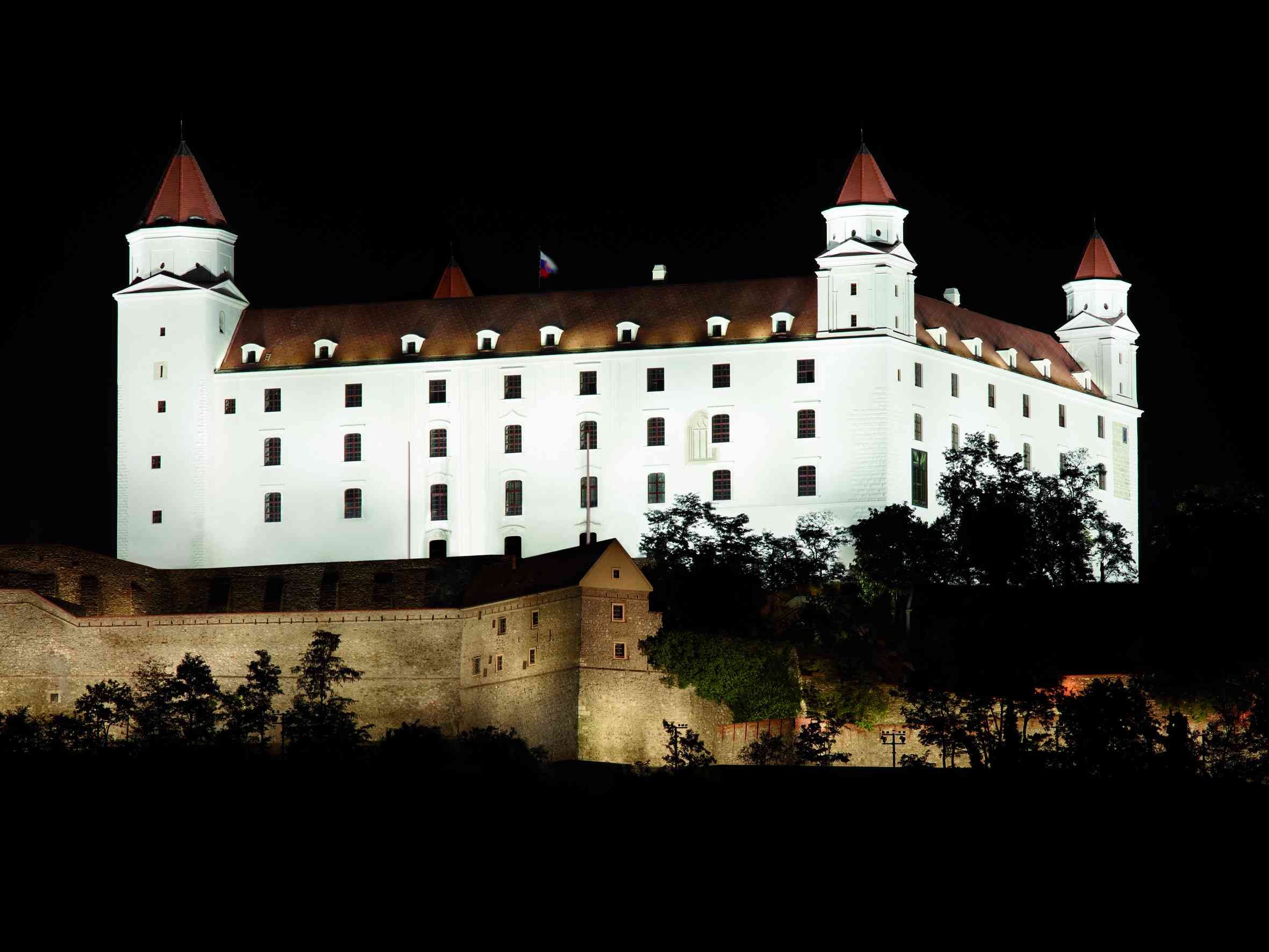 Obr. 1 Monumentalitu Bratislavského hradu zvýrazňuje biele svetlo